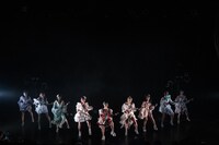 東京女子流とフィロソフィーのダンスによる“東京のダンス”。