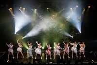 9人で「ヒマワリと星屑」を歌う東京のダンス。