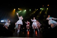 東京女子流とフィロソフィーのダンスによる“東京のダンス”。