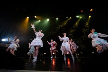 東京女子流とフィロソフィーのダンスによる“東京のダンス”。