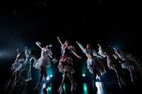 東京女子流とフィロソフィーのダンスによる“東京のダンス”。