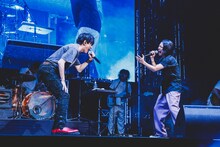 左から横山裕、渋谷すばる。（撮影：冨田味我）