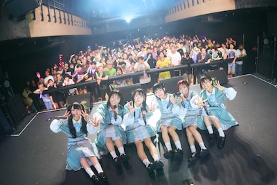 「こみっきゅおん！3rd Anniversary LIVE『Just Begun』」より、フロアをバックに記念撮影するこみっきゅおん！。