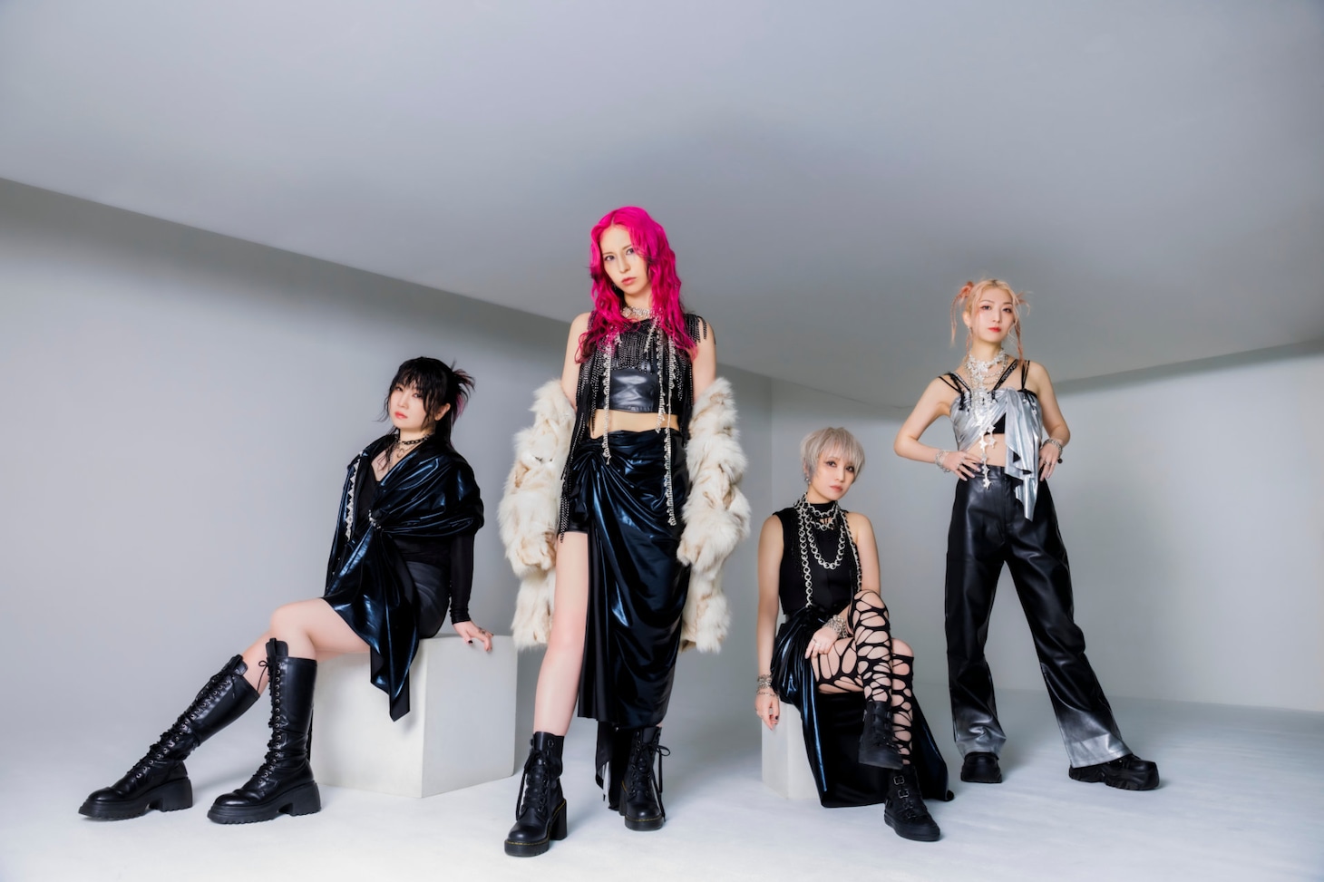 Little Lilith。左からSHIORI（B）、LILLY（Vo）、YUKI（Dr）、ERIKA（G）。