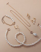 「Freecus」2ndコレクションのアクセサリーアイテム（ゴールド）。