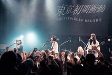 東京初期衝動の東京・東京キネマ倶楽部公演の様子。©キングレコード