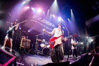 東京初期衝動の東京・東京キネマ倶楽部公演の様子。©キングレコード