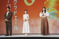 左から鈴木亮平、浜辺美波、綾瀬はるか。