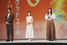 左から鈴木亮平、浜辺美波、綾瀬はるか。