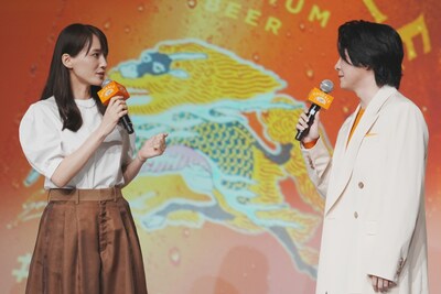 綾瀬はるかと大森元貴。