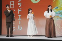 左から鈴木亮平、浜辺美波、綾瀬はるか。