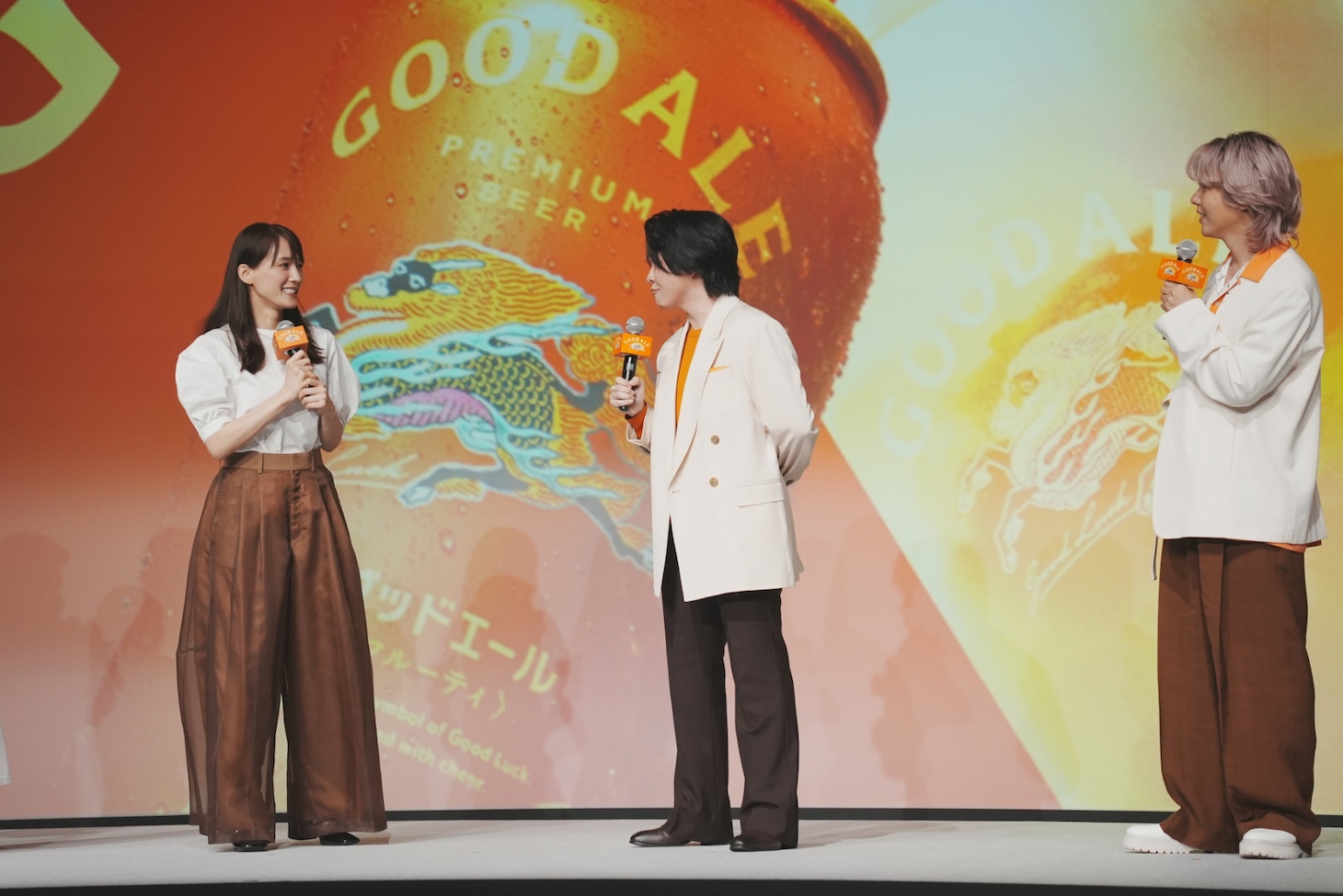 左から綾瀬はるか、大森元貴、藤澤涼架。
