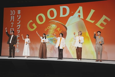 乾杯をする鈴木亮平、浜辺美波、綾瀬はるか、Mrs. GREEN APPLE。