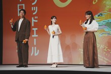 左から鈴木亮平、浜辺美波、綾瀬はるか。