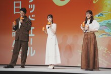 左から鈴木亮平、浜辺美波、綾瀬はるか。