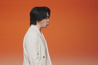 BGMに合わせて歌いながら会場を去る大森元貴。