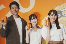 左から鈴木亮平、浜辺美波、綾瀬はるか。