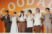 左から鈴木亮平、浜辺美波、綾瀬はるか、Mrs. GREEN APPLE。