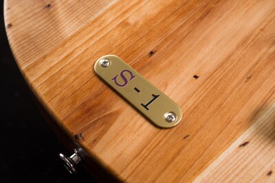 ボディ下部には席番プレートがあしらわれている。