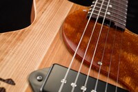 ロビー大階段のアクリル板を使用したピックガード。