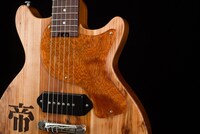 ロビー大階段のアクリル板を使用したピックガード。