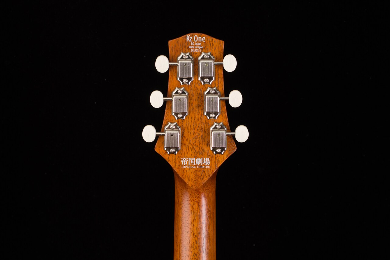 帝劇オリジナルギター」のヘッド裏部分。 - 帝国劇場の廃材がエレキ