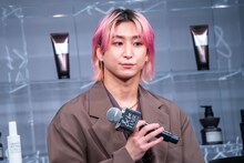 自宅でピンクに髪を染めてきた佐久間大介（Snow Man）。