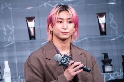 自宅でピンクに髪を染めてきた佐久間大介（Snow Man）。