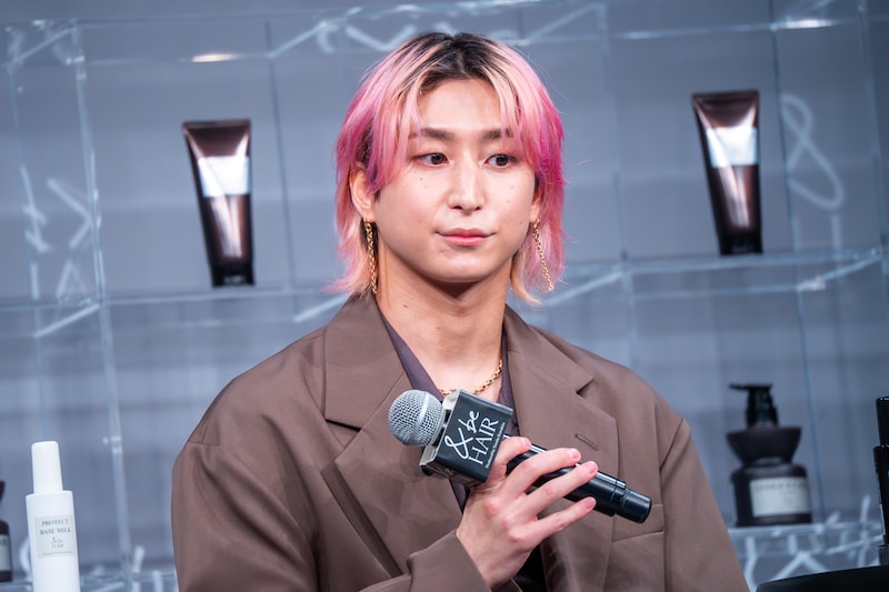 自宅でピンクに髪を染めてきた佐久間大介（Snow Man）。