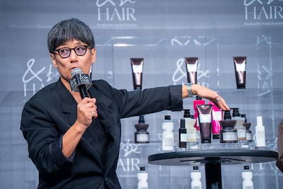 &be HAIRの新商品を説明する河北裕介。