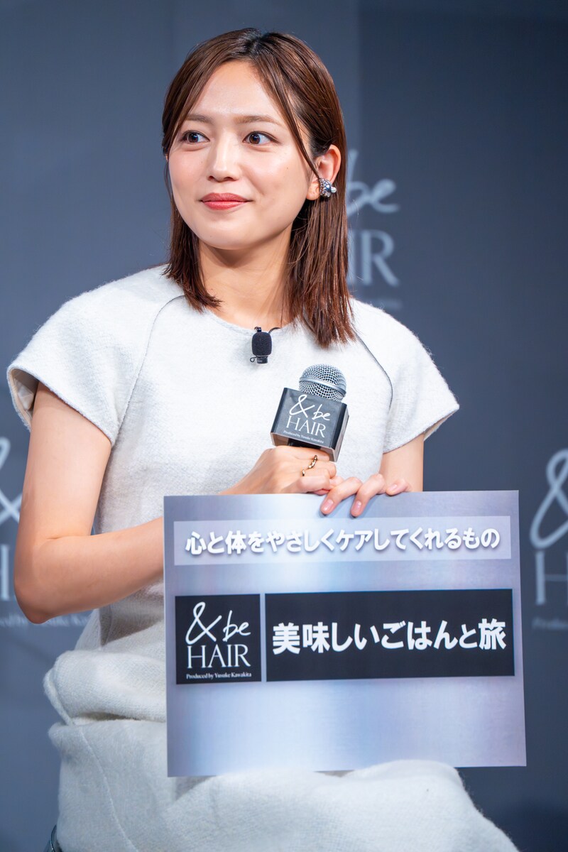 「美味しいごはんと旅」というフリップを恥ずかしそうに出す川口春奈。