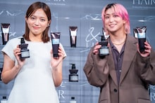 &be HAIRの新商品を持って笑顔の川口春奈（左）、佐久間大介（右）。