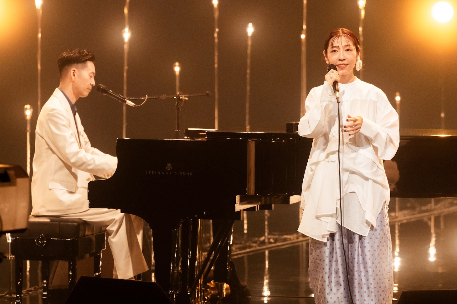 「SONGS いきものがかり」より、ライブ中のハンバート ハンバート。（写真提供：NHK）