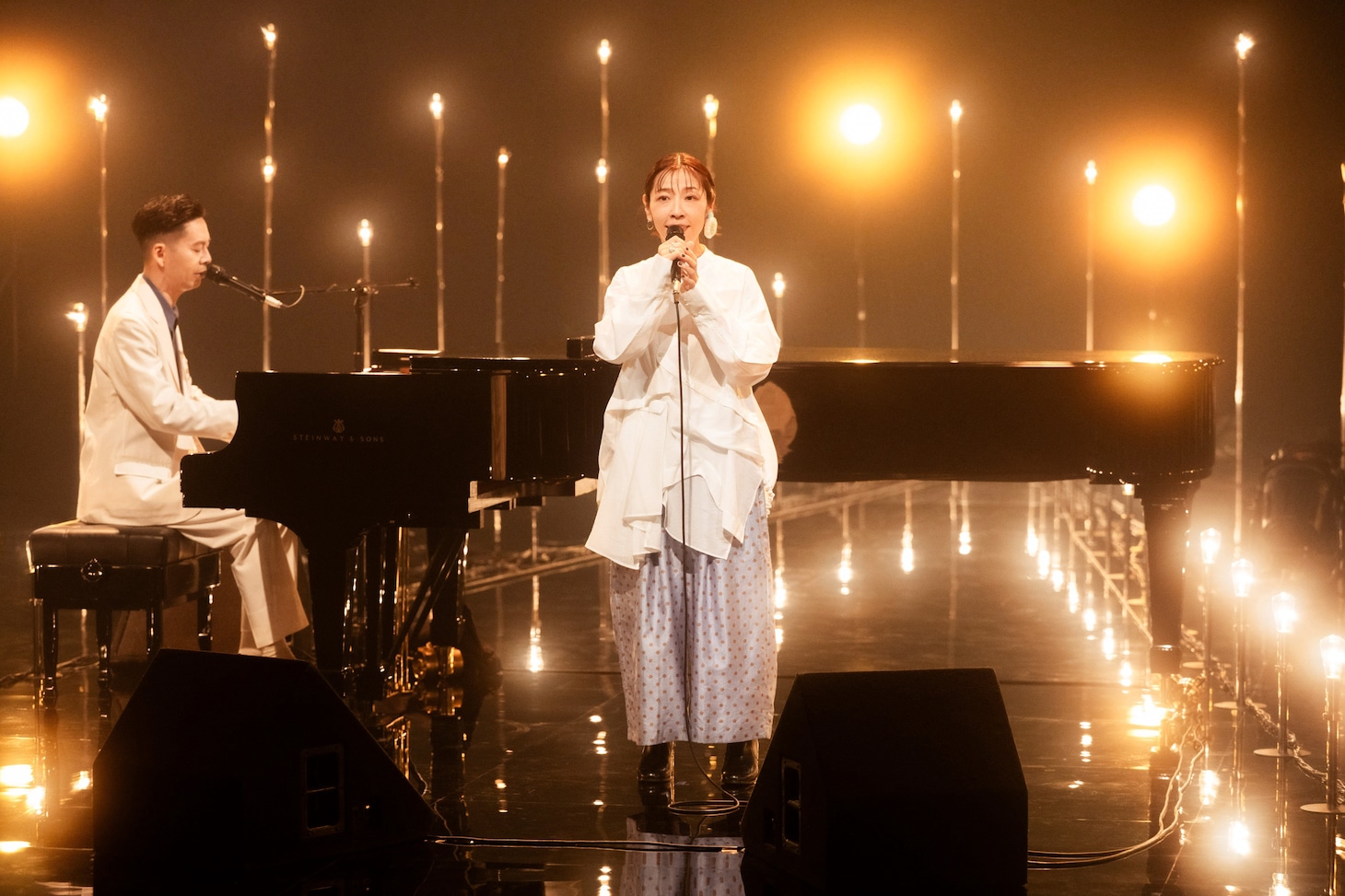 「SONGS いきものがかり」より、ライブ中のハンバート ハンバート。（写真提供：NHK）