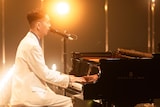 「SONGS いきものがかり」より、佐藤良成(ハンバート ハンバート)。(写真提供:NHK)