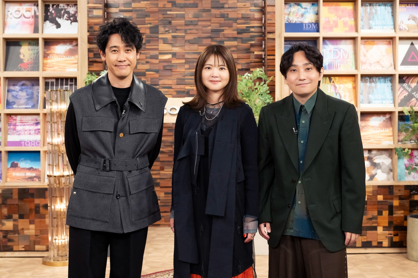 「SONGS いきものがかり」より、大泉洋といきものがかり。（写真提供：NHK）