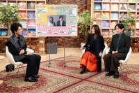「SONGS いきものがかり」より、大泉洋といきものがかり。（写真提供：NHK）