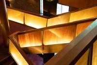 ピックガードに使用されたロビー大階段のアクリル板。