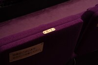 ボディ下部に使用された席番プレート。