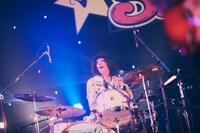 山崎正太郎（Dr, Cho / Czecho No Republic）（撮影：山川哲矢）