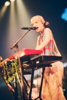 タカハシマイ（G, Syn, Vo / Czecho No Republic）（撮影：山川哲矢）