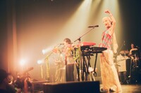 タカハシマイ（G, Syn, Vo / Czecho No Republic）（撮影：山川哲矢）