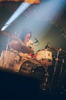 山崎正太郎（Dr, Cho / Czecho No Republic）（撮影：山川哲矢）