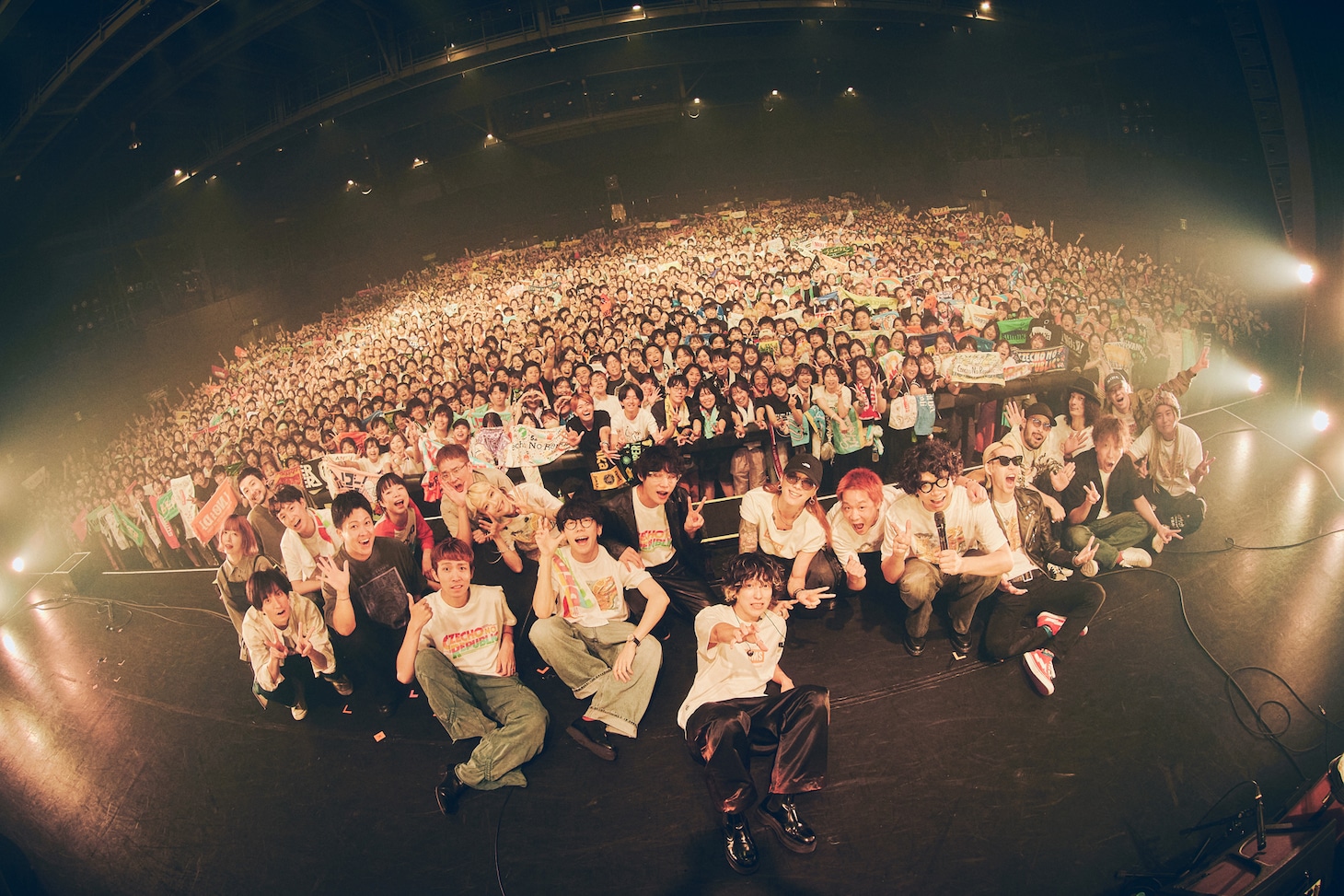 ステージ上で記念撮影するCzecho No Republic、go!go!vanillas、sumika、SUPER BEAVER。（撮影：山川哲矢）