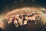ステージ上で記念撮影するCzecho No Republic、go!go!vanillas、sumika、SUPER BEAVER。(撮影:山川哲矢)