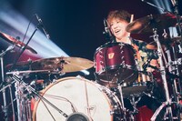 荒井智之（Dr, Cho / sumika）（撮影：山川哲矢）