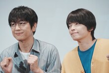 左から及川光博、手越祐也。