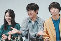 左から白鳥玉季、及川光博、手越祐也。