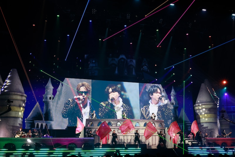 「NEWS LIVE TOUR 2025 変身」横浜アリーナ公演の様子。