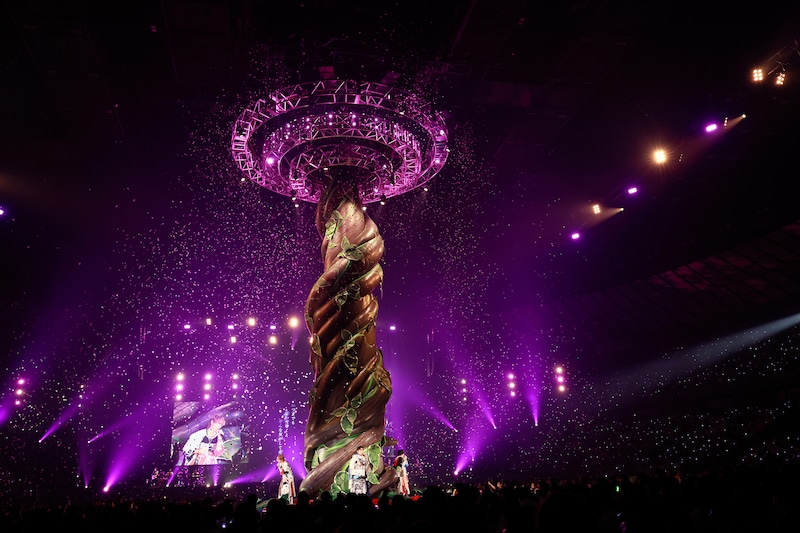 「NEWS LIVE TOUR 2025 変身」横浜アリーナ公演の様子。